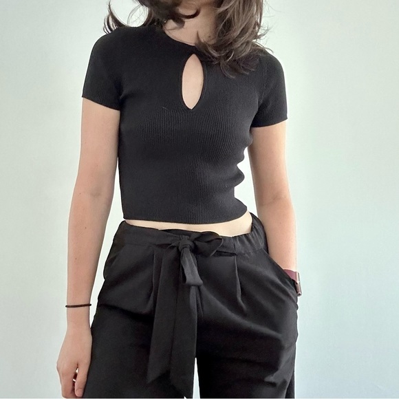 NWOT Bershka ribbed black crop top with key hole  - M - Picture 3 of 14